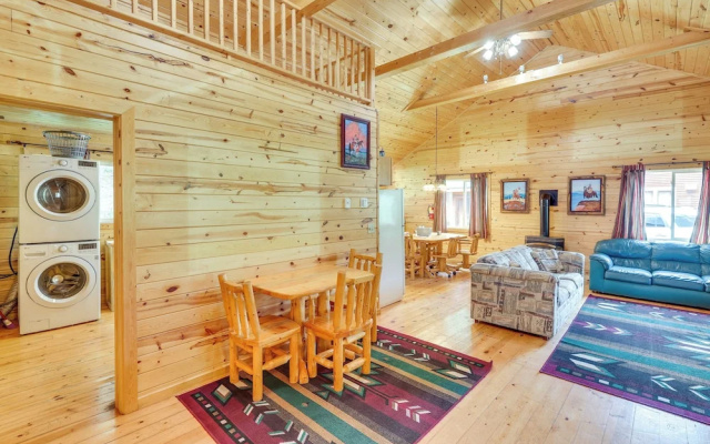 Wraparound Deck & Grill: Deadwood Cabin