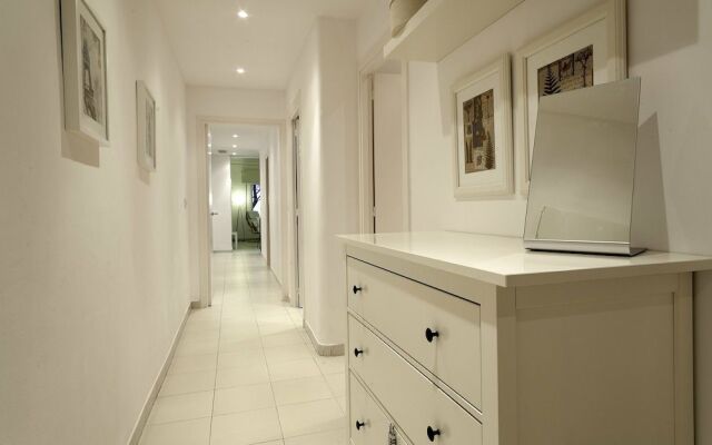 Blanc Apartment
