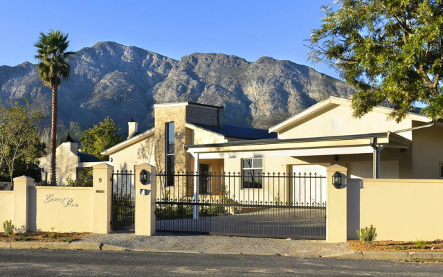 Petit Plaisir is a Romantic Self-catering Cottage on the Side of the Village no1