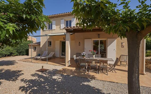 Detached villa with a dishwasher, in green surroundings