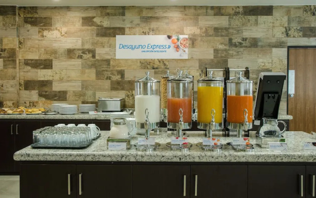 Holiday Inn Express and Suites Celaya