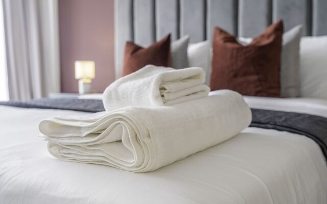 Spacious Art Deco Apt with Burj,Canal Views