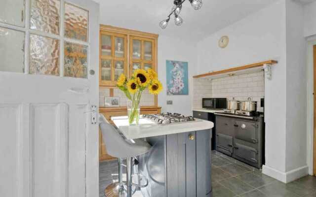 Beautifully Furnished Home - 5 Minutes to the Sea!