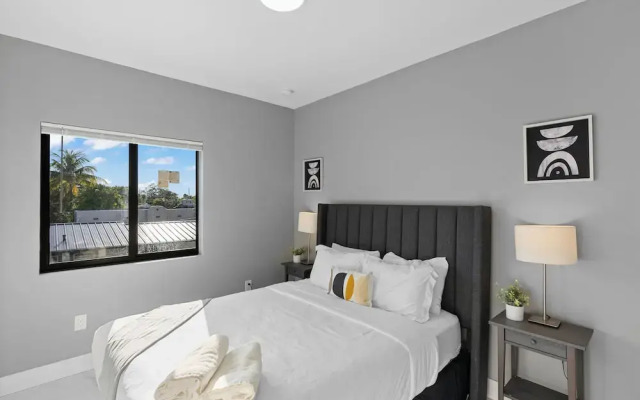 Modern 4-BR House with Free Parking