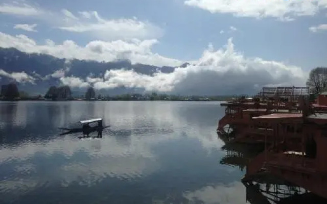 New Zenith Group of Houseboats