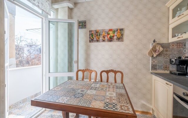 FM Deluxe 2-BDR Apartment - Artilcious