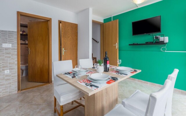 Beautiful Home in Tar With 2 Bedrooms and Wifi