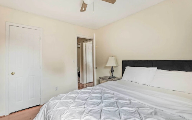 Pet-friendly House w/ Deck in Lawrenceville