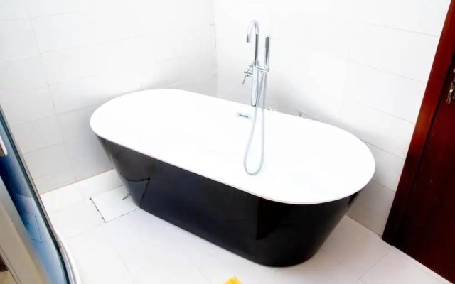 Luxury 4 BR Apt w Parking, Magodo Estate