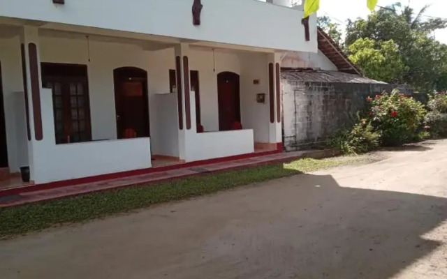 Relax Holiday Home & Tatyana House, Midigama