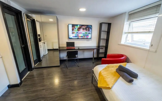 Modern Studio Available Close to the City