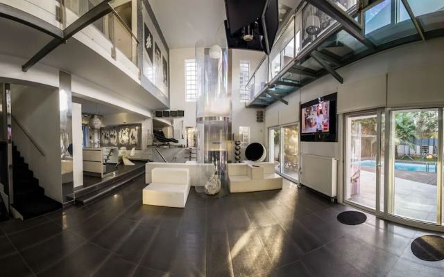 Villa BOND with Private Swimming Pool