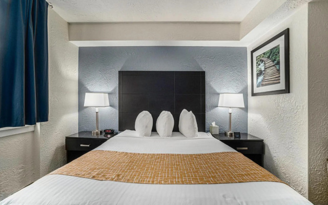 Travelodge by Wyndham Traverse City MI