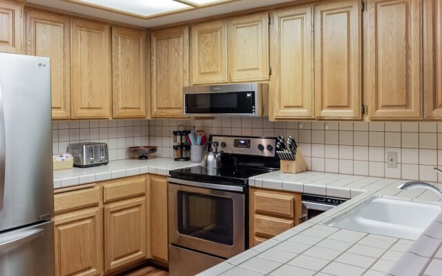 Silver Bear 19 with Covered Parking, Walk to Canyon Lodge by RedAwning