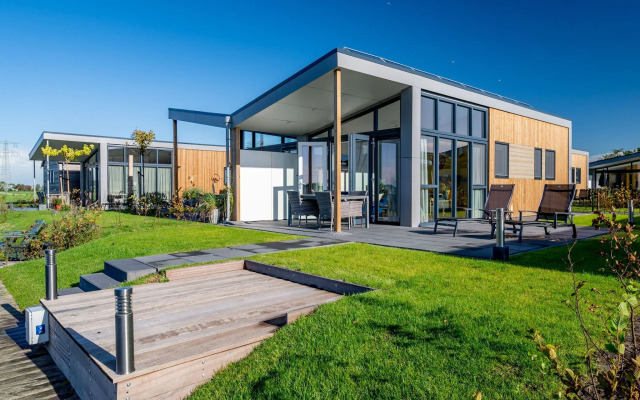 Beautiful Chalet With a Jetty, Near Frisian Lakes