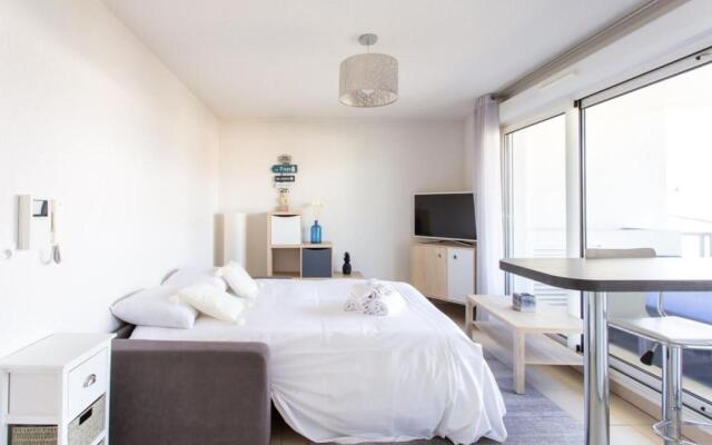 Air-conditioned studio with furnished terrace and parking