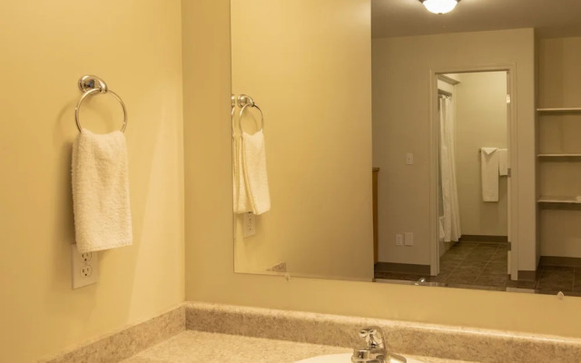 Dunvegan Inn and Suites