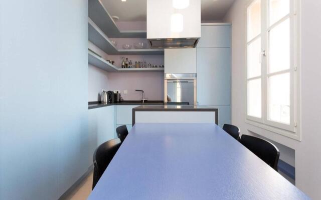 Pure & Chic 2beds/2baths in Centre!