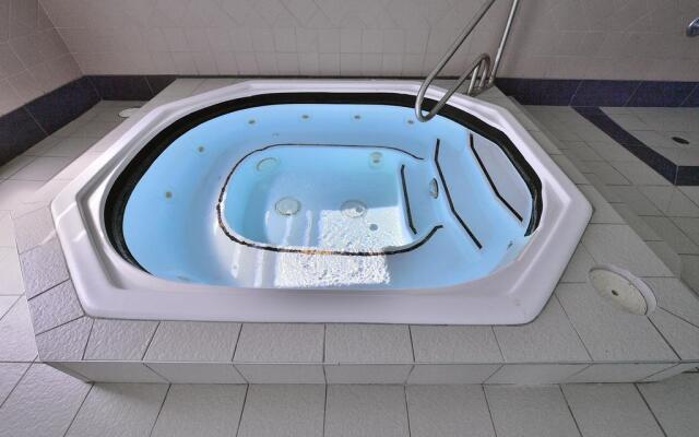 Velora Hinton, Ascend Hotel Collection