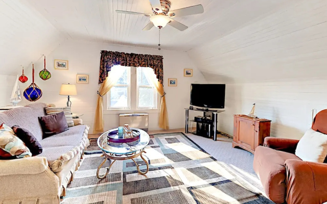 Romantic Crowâ€™s Nest Hideaway 1 Bedroom Apts