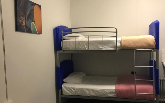 Tin Can Bay Budget Accommodation - Hostel – Guest Rooms – Tin Can Bay