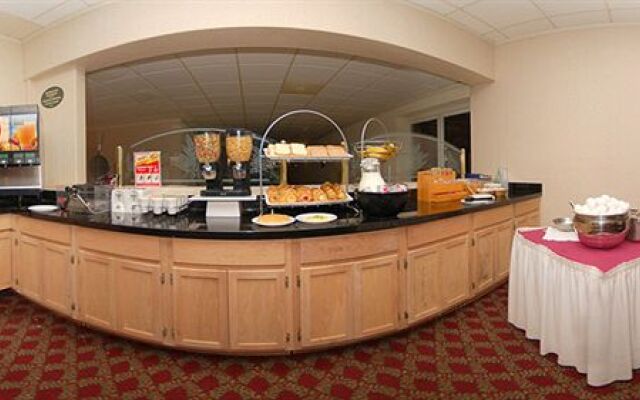 Econo Lodge Inn & Suites