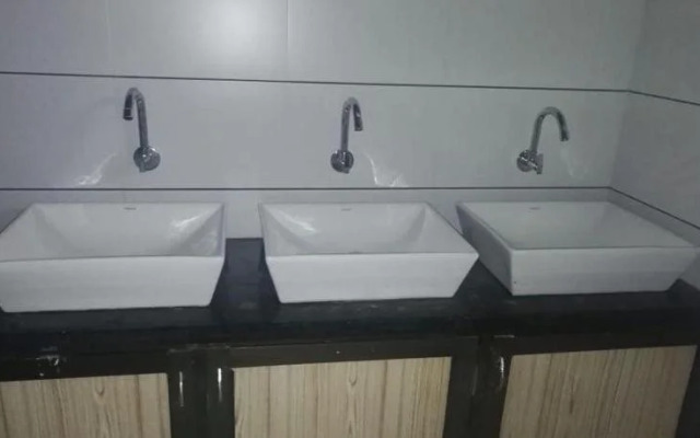 Airport Hostel 13