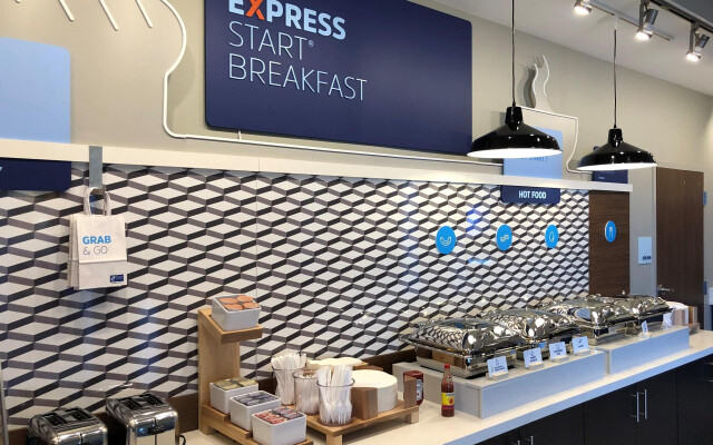 Holiday Inn Express & Suites Springfield North by IHG