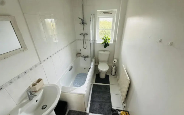 Two Bedroom Chic Apart,heathrow With Wifi & Sky tv