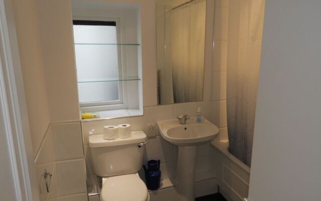 4 Beds Harrods Huge Space