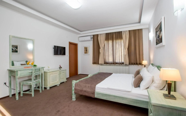 Hotel Trim