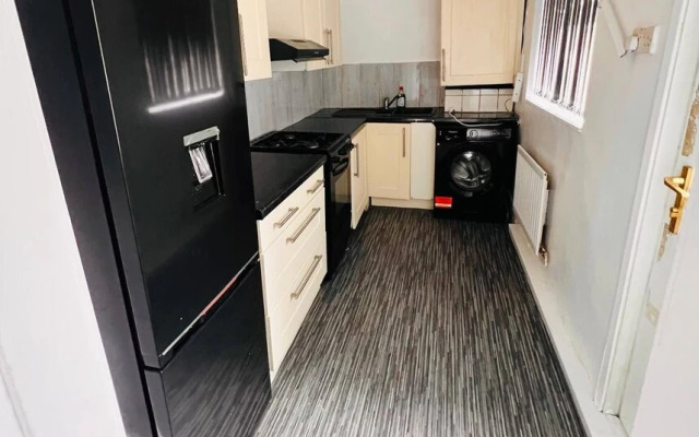 3 Bed Home Free Wifi & Netflix Central Location
