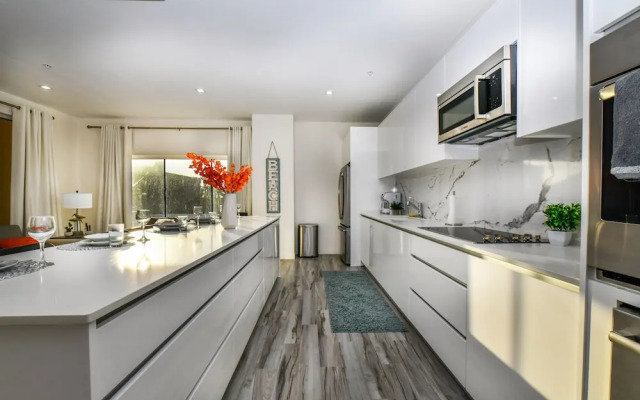Luxury 2-bedroom Condo Right on the Strip in Palm Beach
