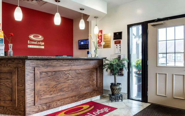 Econo Lodge Lawrence near University