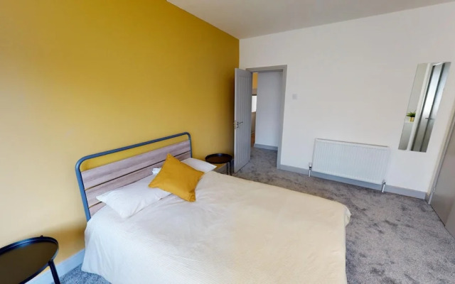 Stunning City Centre-uni Town House