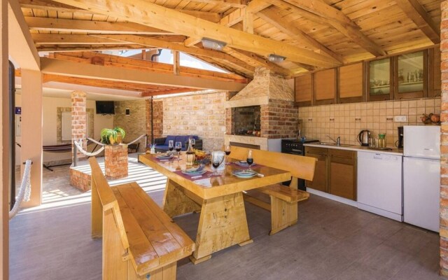 5 Villa Antique With Extra Large Pool