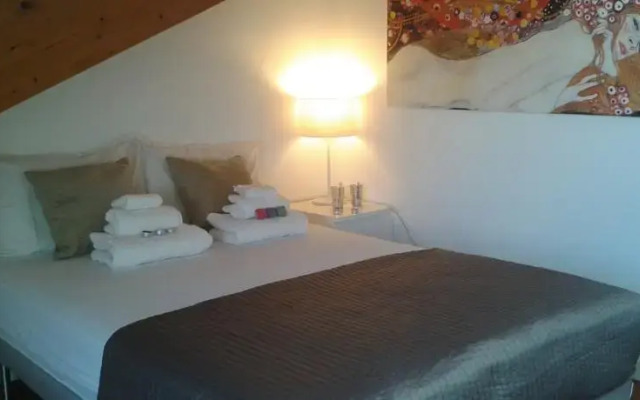 Vaulted Ceiling Apartment in Principe Real