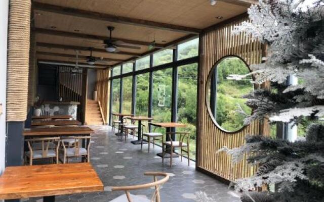 Siguniangshan Tea & Panda Hotel