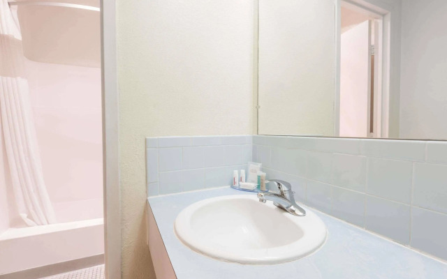 Travelodge by Wyndham Airport Platte City