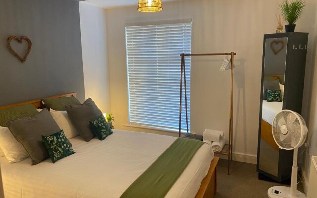 Trendy City Centre Hull Sleeps 2 or 4 with Free Secure Parking Traveller Award 2023