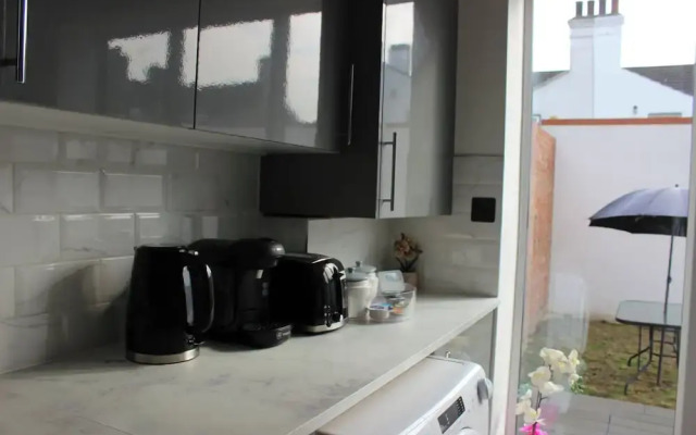 Contemporary 2bed House With Parking