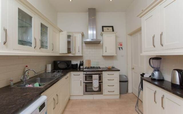 Spacious, Bright 5-br Flat for 10 in Edinburgh