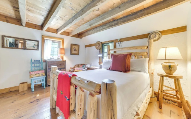 Peaceful Farmhouse w/ Fire Pit: Near Town & Lake!