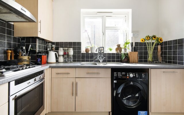 Bright and Breezy home by Clapham Common