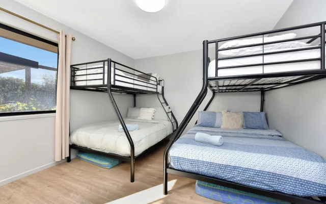 Condo 105 at Horizons Golf Resort - Salamander Bay NSW – Guest Rooms – Salamander Bay