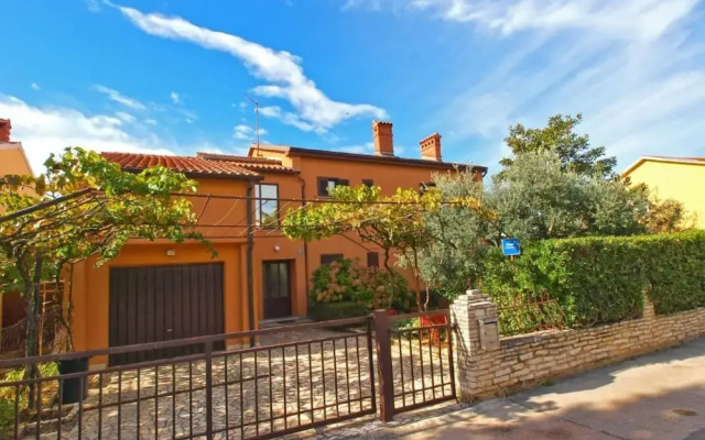 Relaxing Apartment With Outdoor Space in Fažana