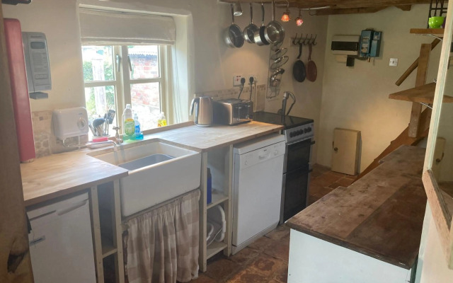 Little Pentre Barn with seasonal Swimming Pool