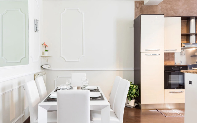 A World Aparts - Frattina Royal