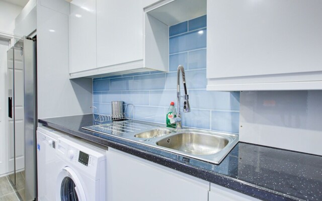 6 - 7 Beds-sleeps 12-elizabeth Line-free Parking