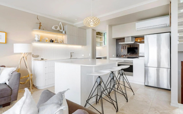 Unit 9 Fantastic Holiday Apartment in Sunshine Beach Stunning Views Opposite Beach Access – Guest Rooms – Sunshine Beach